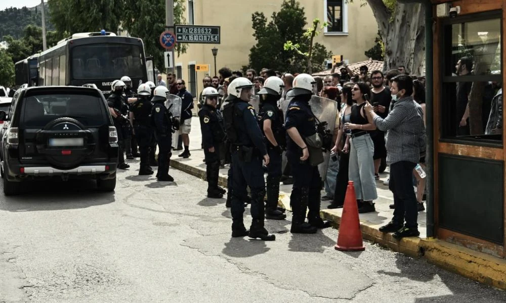 Ένταση στην Ευελπίδων με τον 39χρονο – Συγκεντρωμένοι προσπάθησαν να εισέλθουν στο κτίριο